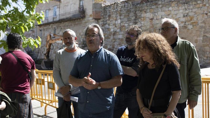 Los candidatos de Izquierda Unida frente a la muralla.