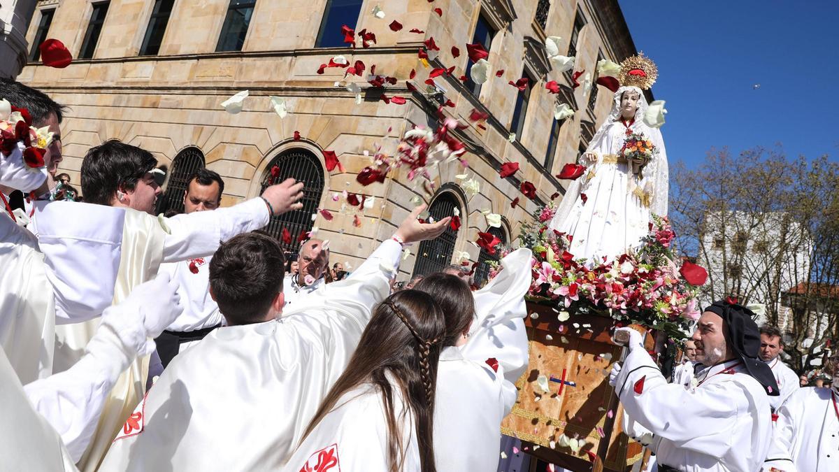 VÍDEO: procesión del Domingo de Resurrección en Gijón