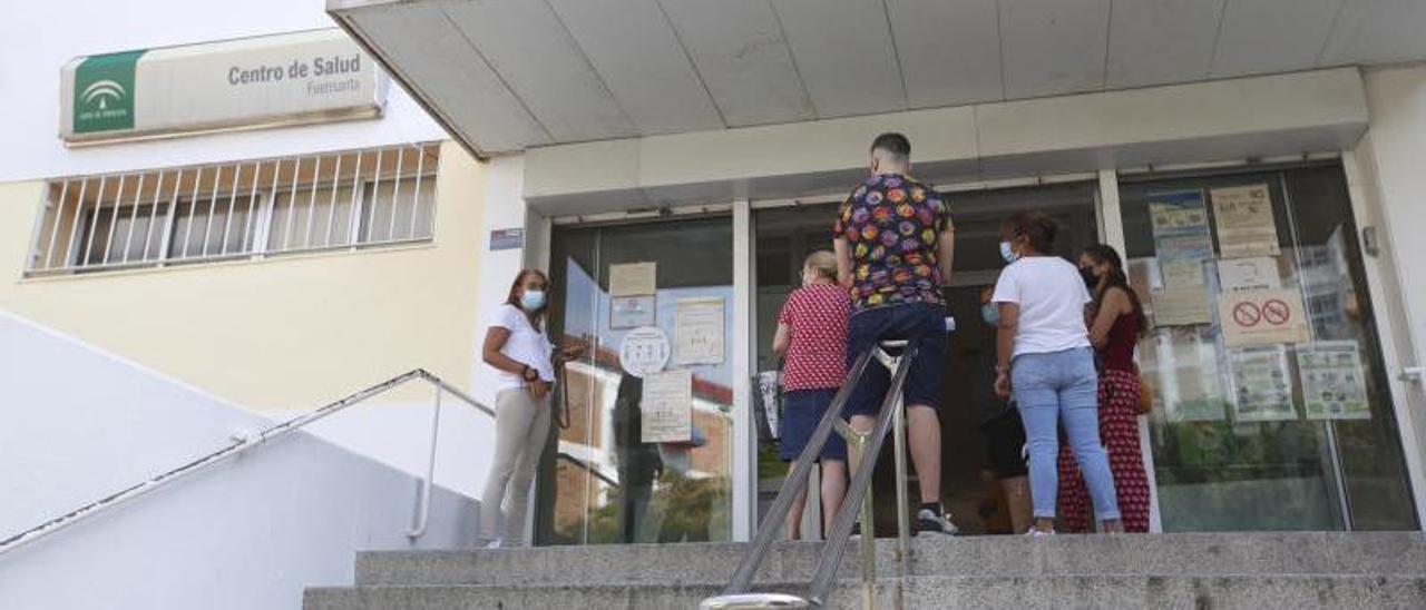 Pacientes esperan para entrar en un centro de salud.