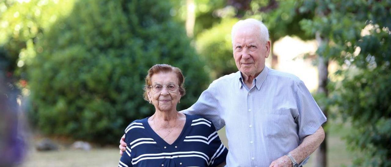 Elisa Villar y Celino Camilo Gil, ayer, dando un paseo por el centro de Lalín.   | // BERNABÉ/ANA AGRA