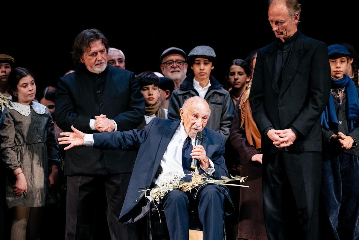 Su historia, que explicó en el libro 'Simon, l'enfant du 20e convoi' fue utilizada por el compositor británico Howard Moody para crear una ópera participativa. Este domingo regresa al Teatre La Farándula de Sabadell tras el éxito obtenido en su estreno el año pasado.