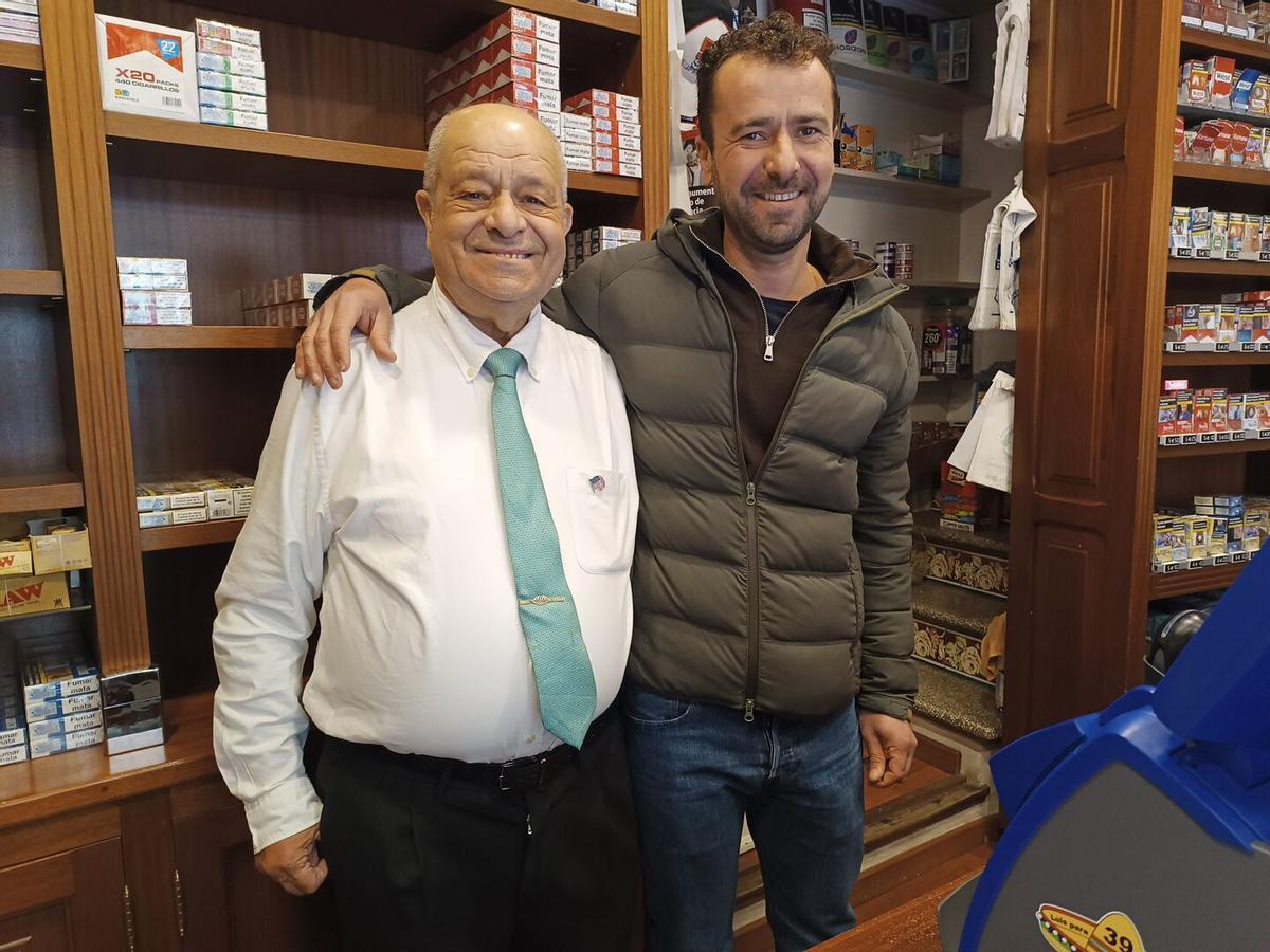 Bartolomé Oliver padre e hijo que regentan el estanco Can Ximet, donde se ha vendido el primer premio de la Lotería del Niño.