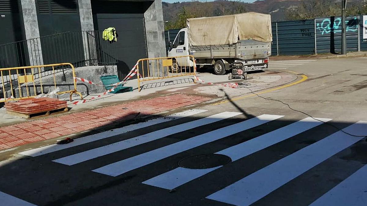 Las obras del nuevo paso de cebra de las viviendas sociales del Campón. | LNE