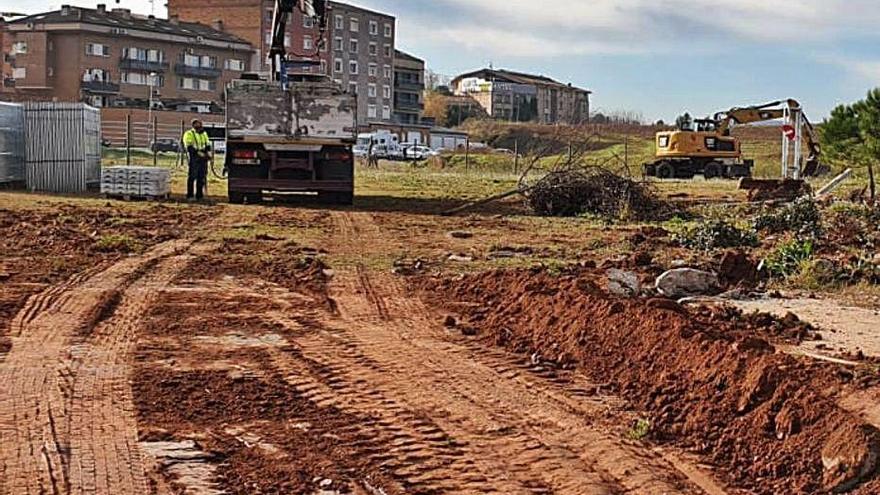 Moviments de terra al solar on es farà l?escola