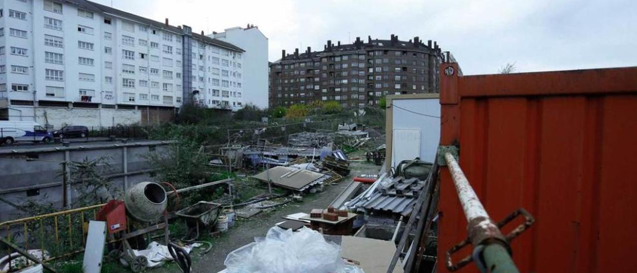 Solar de los Chaplin, con restos de materiales de construcción.