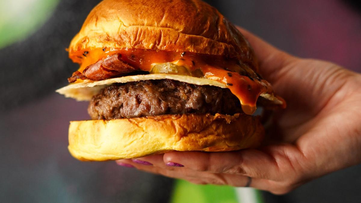 Soy carnicero y esto es lo que tienes que hacer si quieres evitar que la hamburguesa se encoja en la sartén (y quede perfecta)