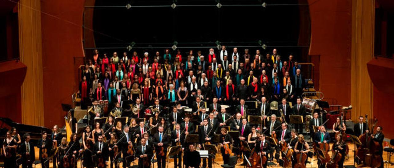 Los integrantes de la Orquesta Sinfónica de Las Palmas, y su Coro, en una imagen reciente tras un concierto en el Auditorio.