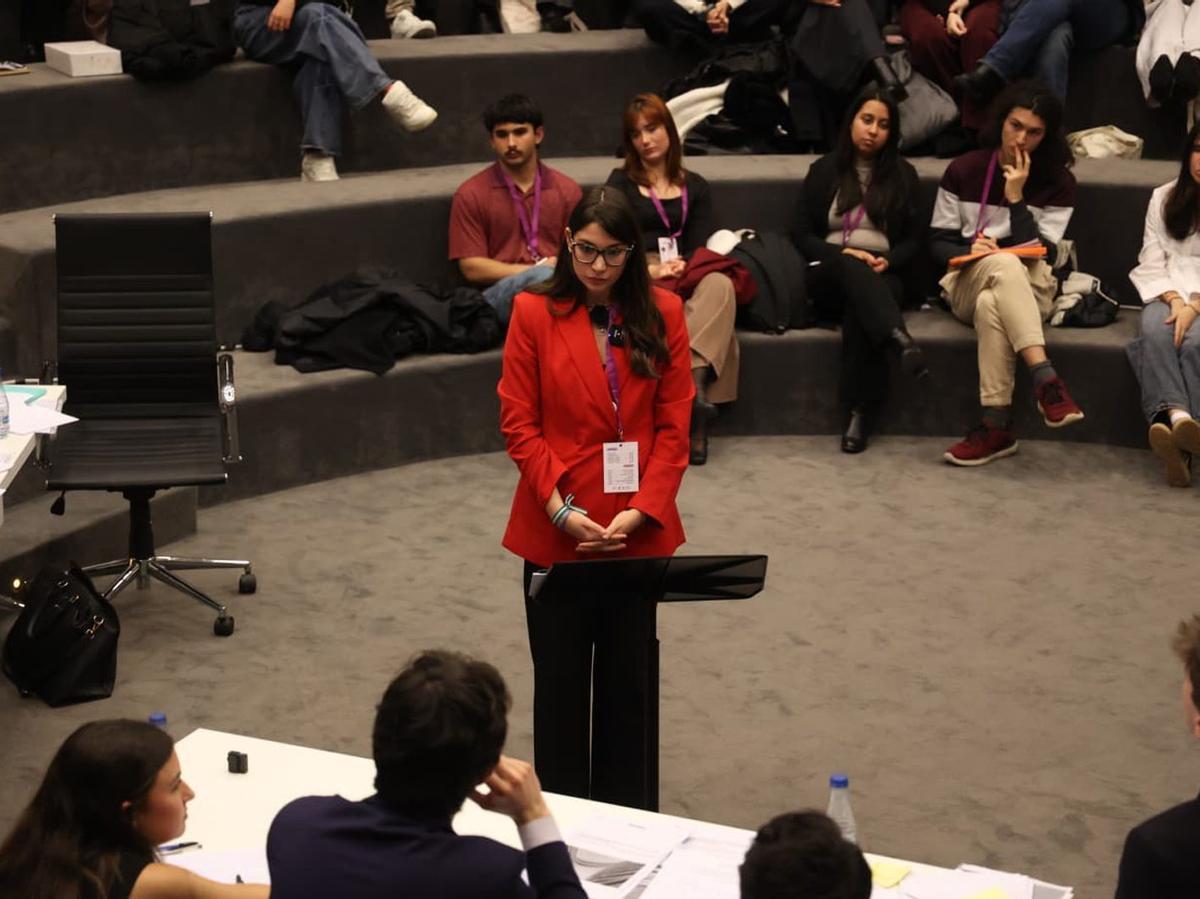 Integrante del equipo de la Universidad de Jaén responde preguntas de sus contendientes en la final.  | JOSE NAVARRO