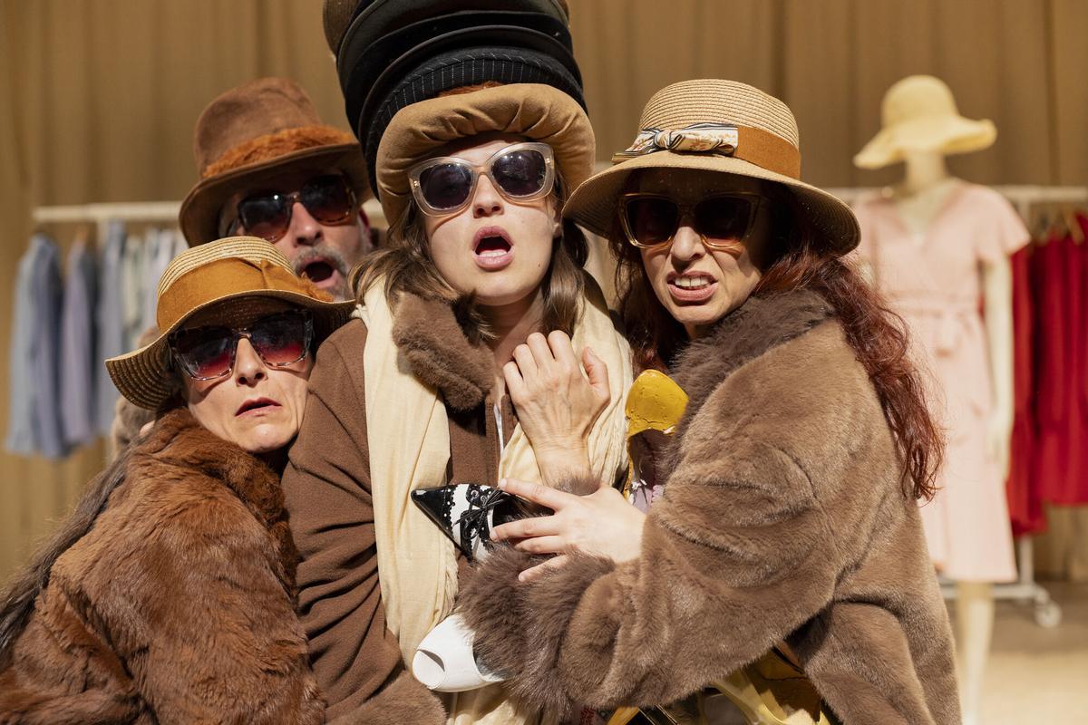 Un instante de la obra 'Alta Costura', nominada a los premios de teatro María Casares