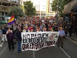 Miles de catalanes marchan en Barcelona tras la pancarta 'Que es foti la troika'