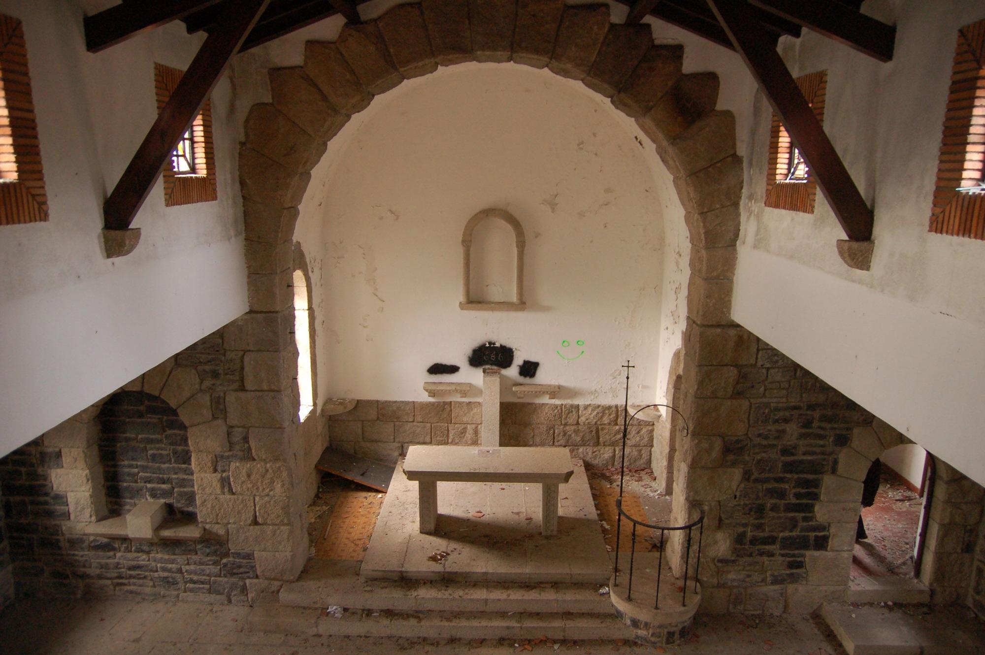 El interior de la iglesia de Salto de Castro, el poblado que acaba de ser vendido para convertirlo en un complejo de turismo rural.