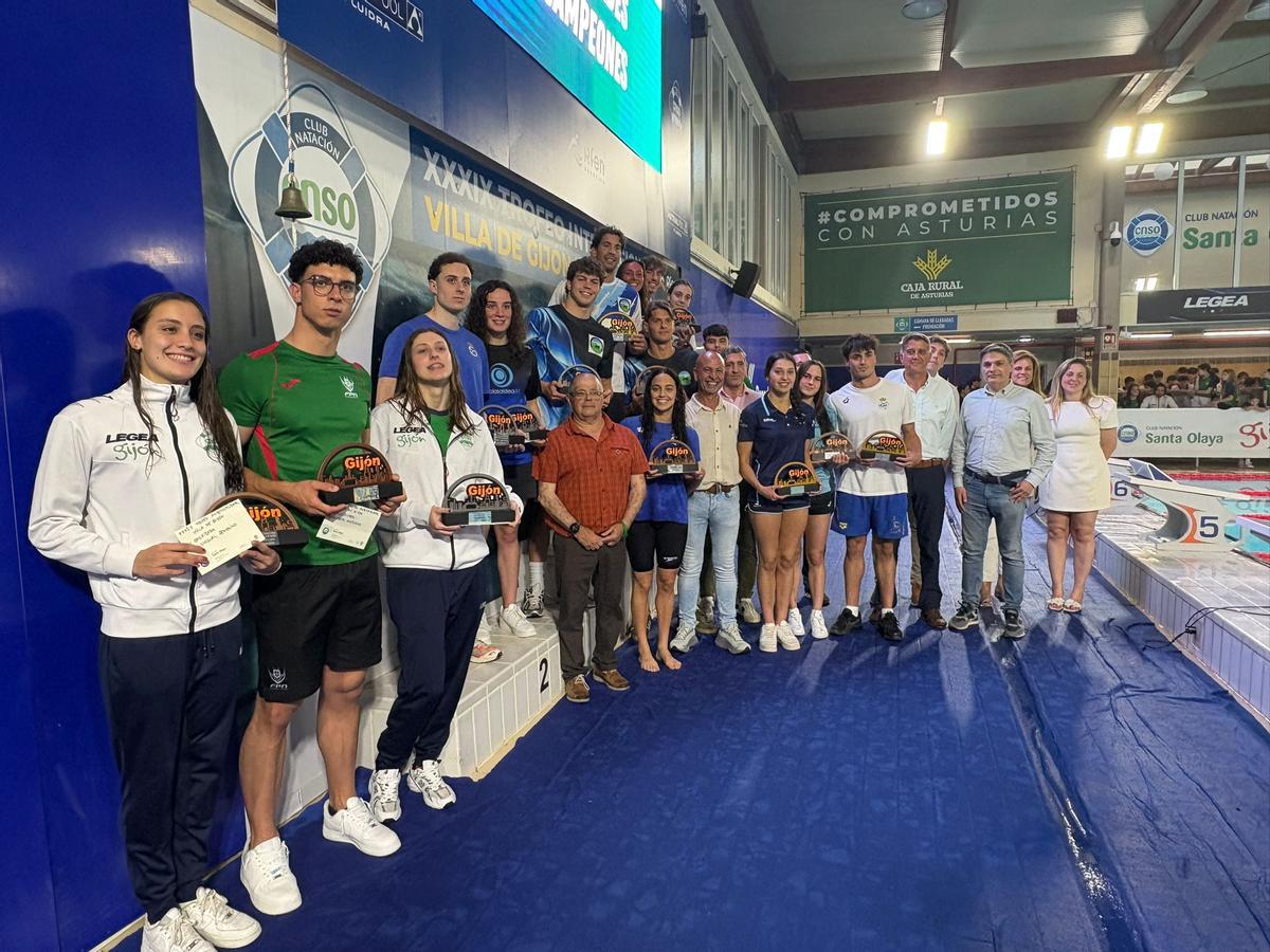 Los ganadores invididuales del Trofeo "Villa de Gijón", con autoridades, dirigentes del club gijonés y colaboradores.