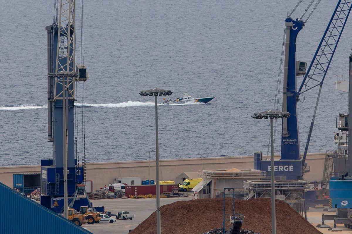 Una embarcación de la Guardia Civil en la zona por la que aparecieron los cuerpos.