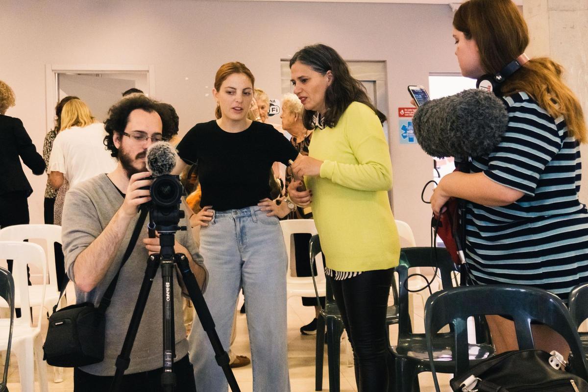 Flavia Mertehikian, segunda por la derecha, en un momento del rodaje