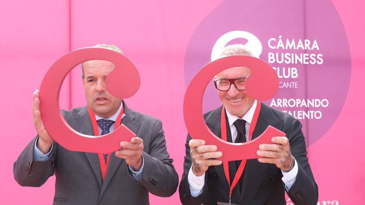 El presidente de la Cámara de Comercio de Alicante, Carlos Baño, y el vicepresidente primero, Jesús Navarro, con la Doble C.
