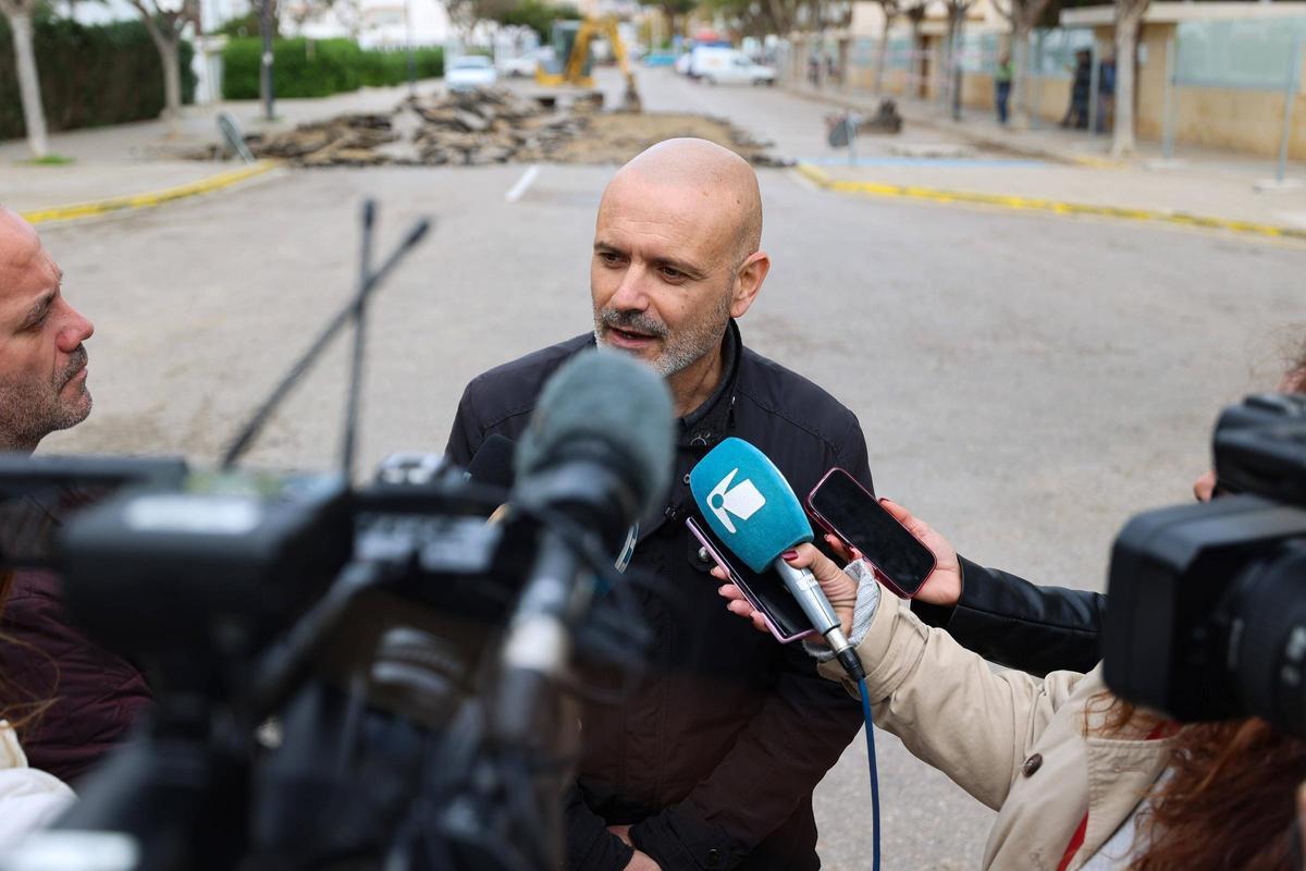 El concejal de Medio Ambiente, Jordi Grivé, atiende a la prensa.