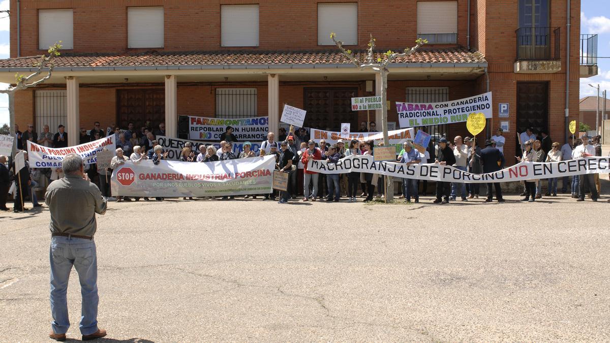 Los vecinos de Santovenia y del entorno protestando contra un proyecto de macrogranja en el término municipal.