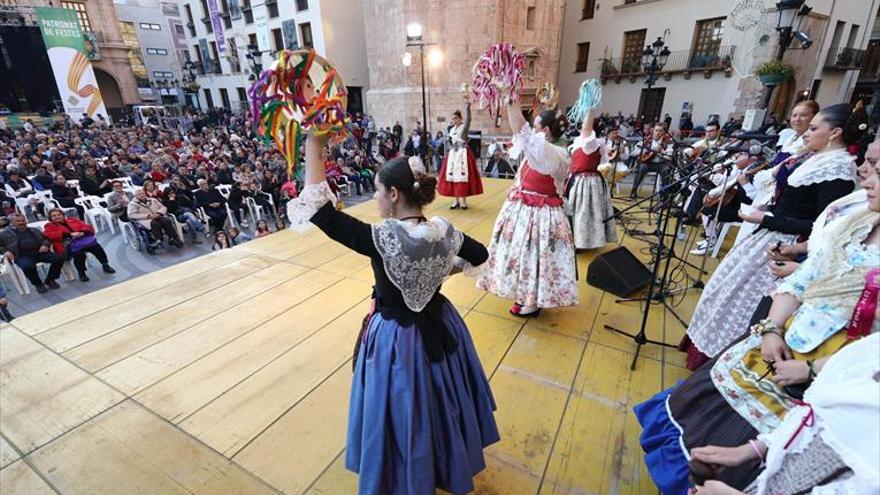 Muestra folclórica en la plaza Major con la Nova Escola