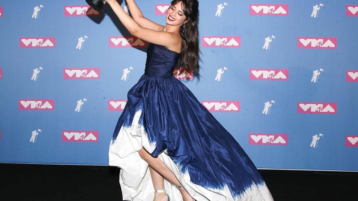 Camila Cabello con sus dos premios