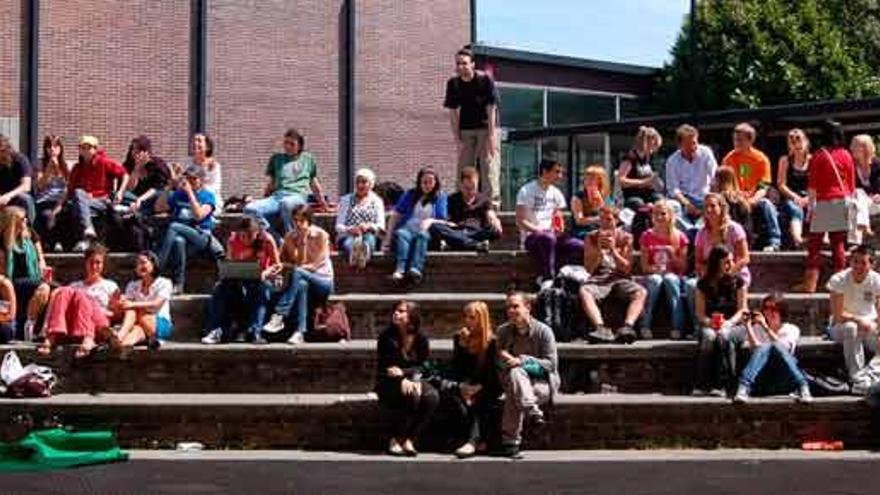 Estudiantes ante la Facultad de Filoloxía, en Vigo.//FDV