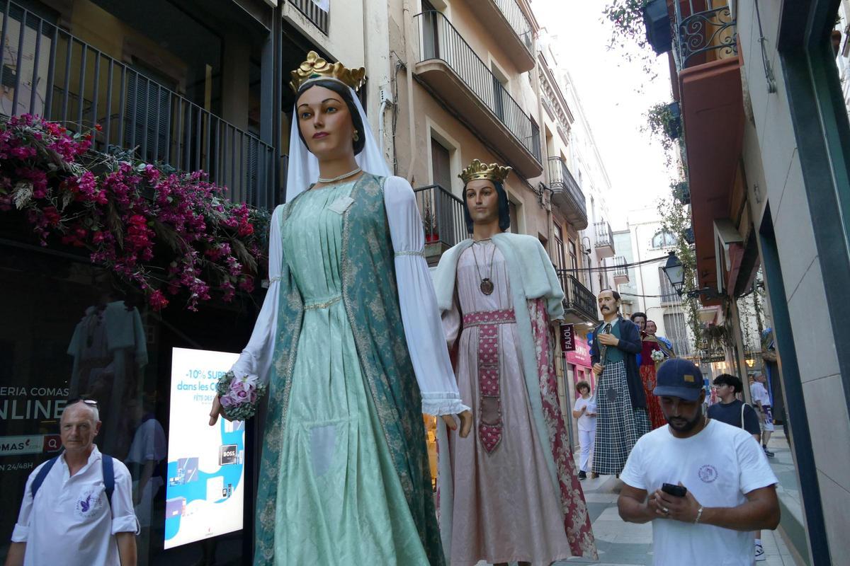 Els gegants de Figueres animen les Festes de Sant Pere amb el ball del seguici i una exposició