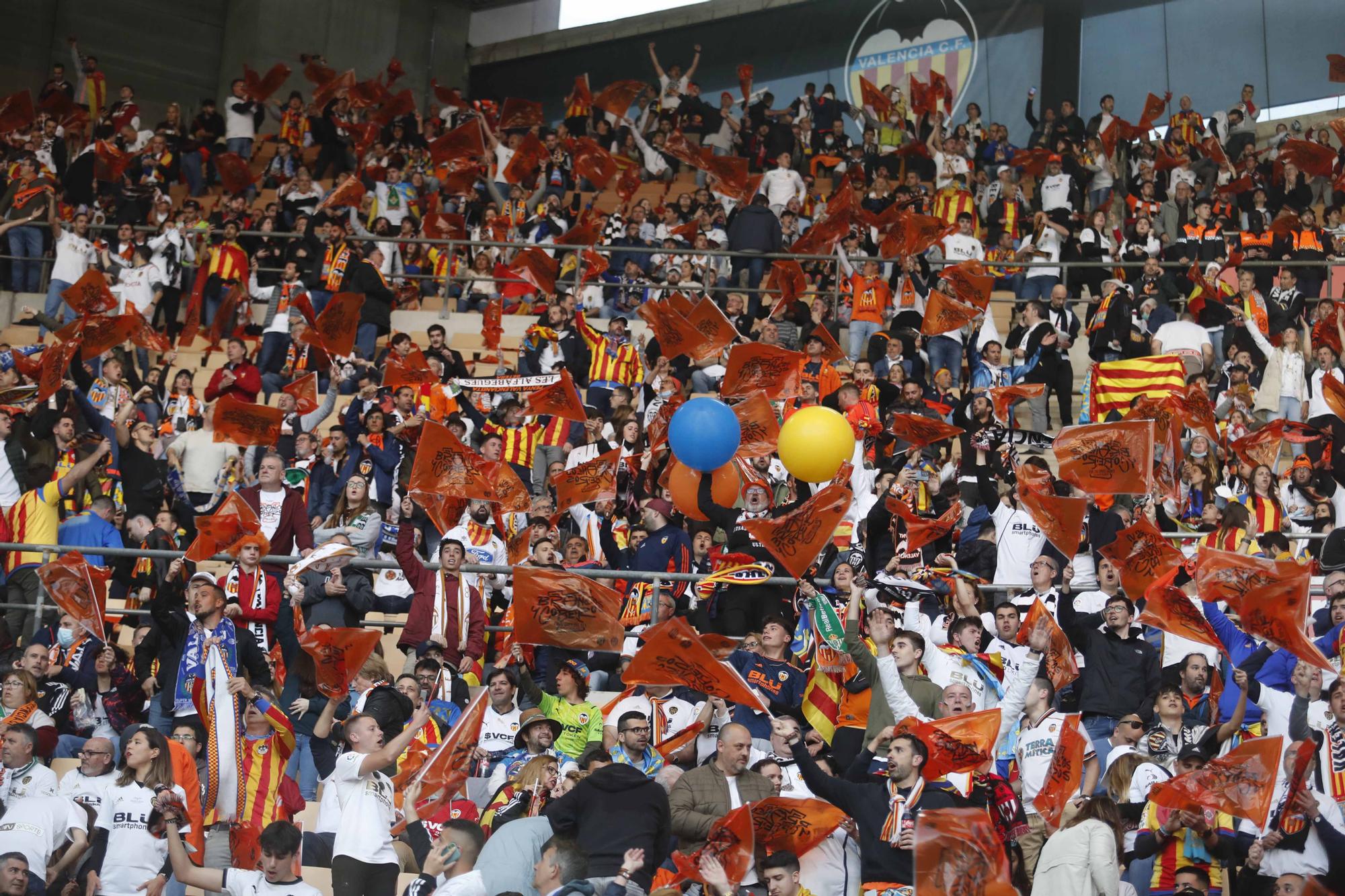 La afición valencianista llena de color el estadio de la Cartuja