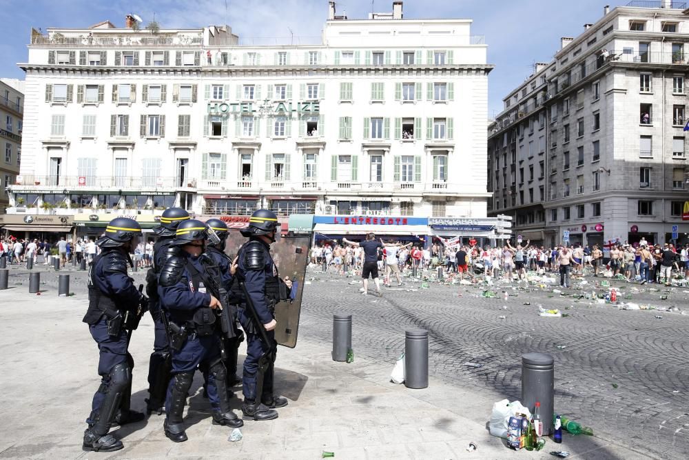 Enfrentamientos entre "hooligans" y la Policía de Marsella