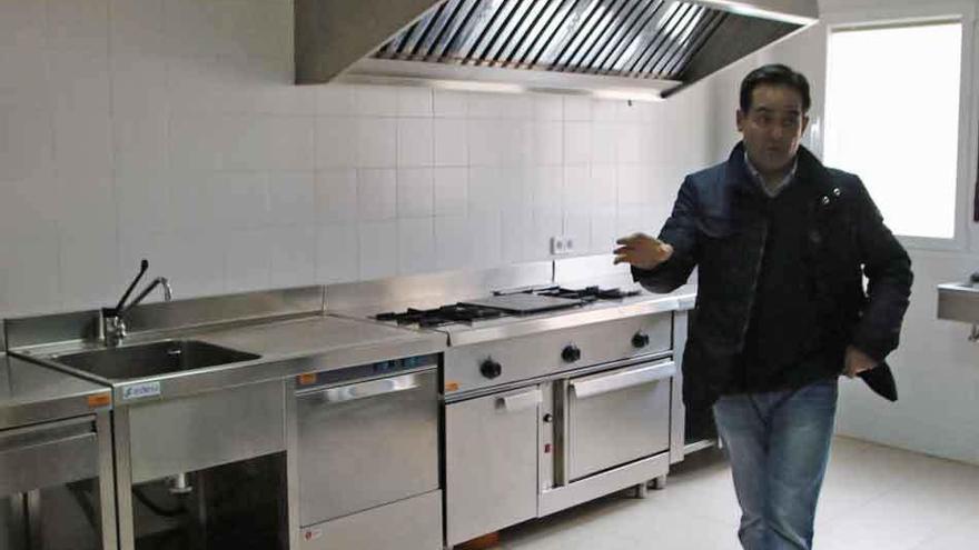 El alcalde, Gaspar Corrales, muestra la cocina industrial.