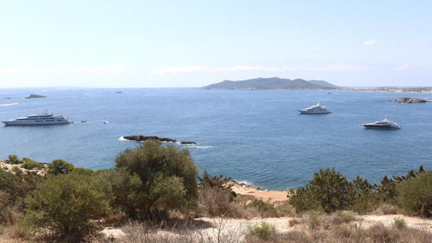 Tres de los cuatro yates que permanecieron buena parte de la jornada fondeados en la Zona II A del puerto exterior de Vila.