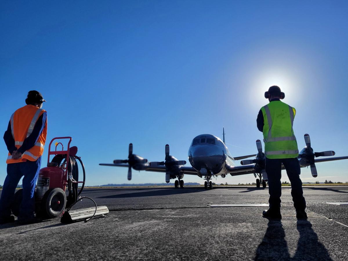 Un avión de las Fuerzas Aéreas de Nueva Zelanda se prepara para partir de la base aérea de Auckland hacia Tonga, para prestar ayuda tras la erupción del volcán submarino.