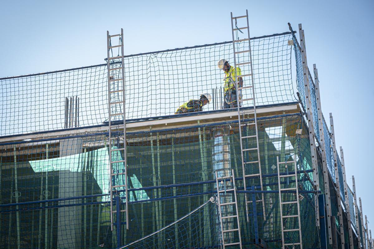 Construcción de nuevas viviendas públicas y privadas en la zona de San Martí, en Barcelona.