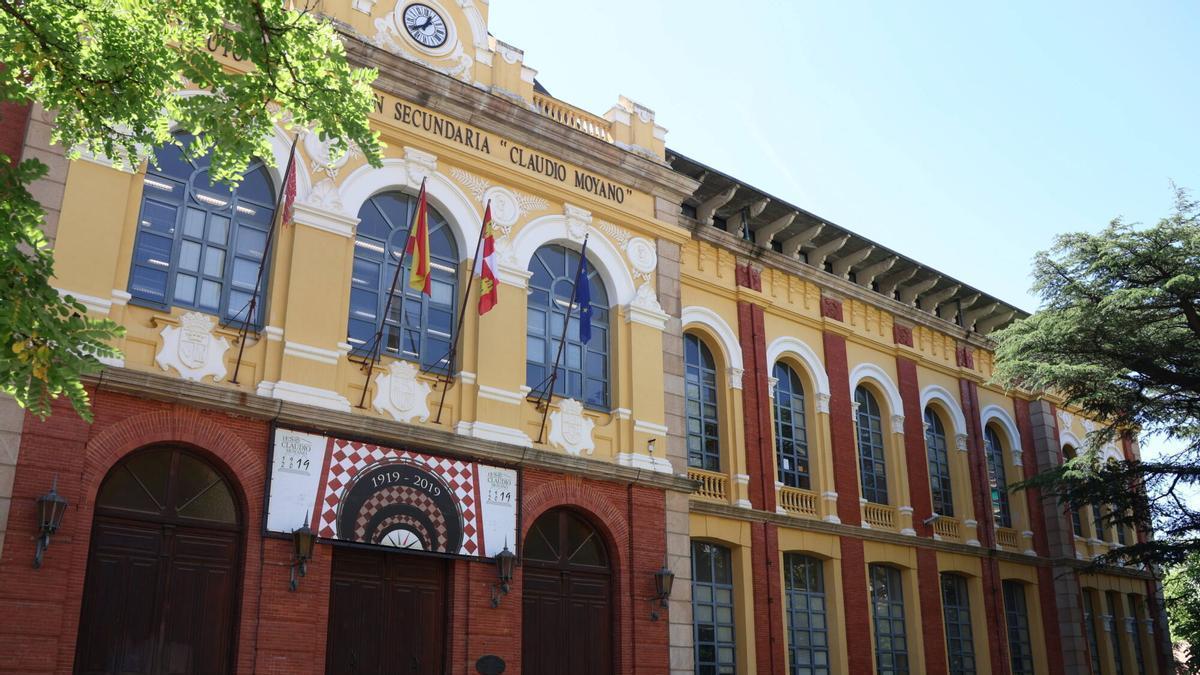 Fachada del IES Claudio Moyano y Casino