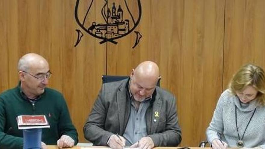 Els alcaldes dels tres municipis signen l&#039;acord a l&#039;ajuntament de Llívia