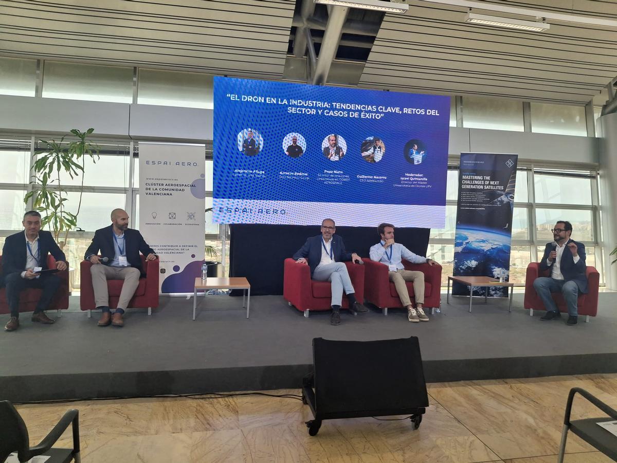 Alejandro Aliaga, Atnonio Bedmar, Pepe Nieto, Guillermo Navarro e Israel Quintanilla, en la mesa sobre drones.