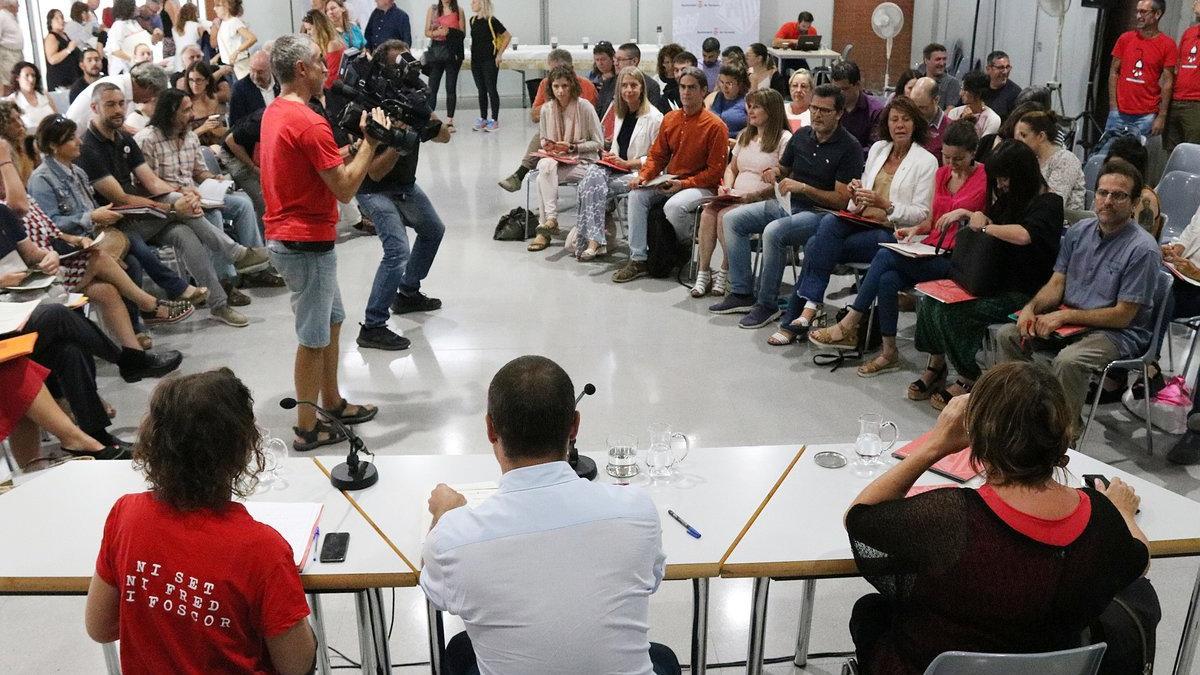 Reunión de los ayuntamientos catalanes en Terrassa para reclamar la condonación de la deuda de pobreza energética que Endesa exige a las administraciones.