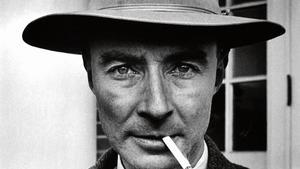 J. Robert Oppenheimer, padre de la bomba atómica, protagonista de la biografía Prometeo americano (Debate).