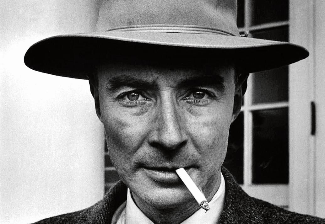 J. Robert Oppenheimer, padre de la bomba atómica, protagonista de la biografía 'Prometeo americano' (Debate).