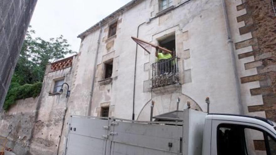 Un camió que es va carregant amb el que hi havia a l&#039;interior de la rectoria de Juià.