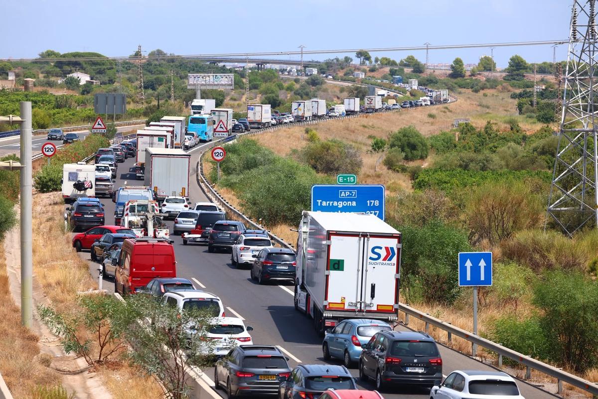 Imagen de las retenciones provocadas por el trágico accidente en Benicàssim.
