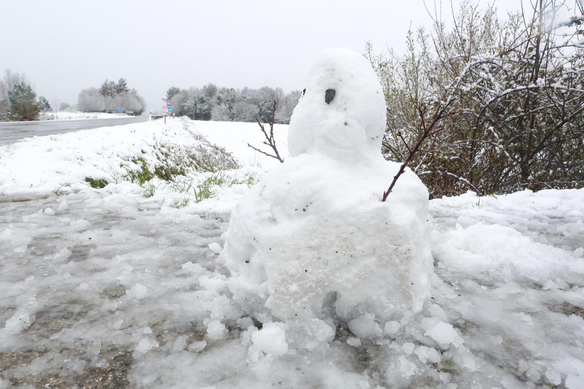 Un muñeco de nieve en Dozón, el pasado día 9.