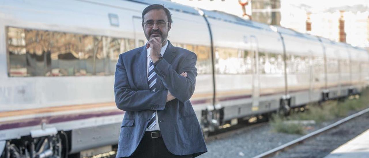 Salvador Ivorra, es semana frente a un tren de Media Distancia en la estación término de Alicante.