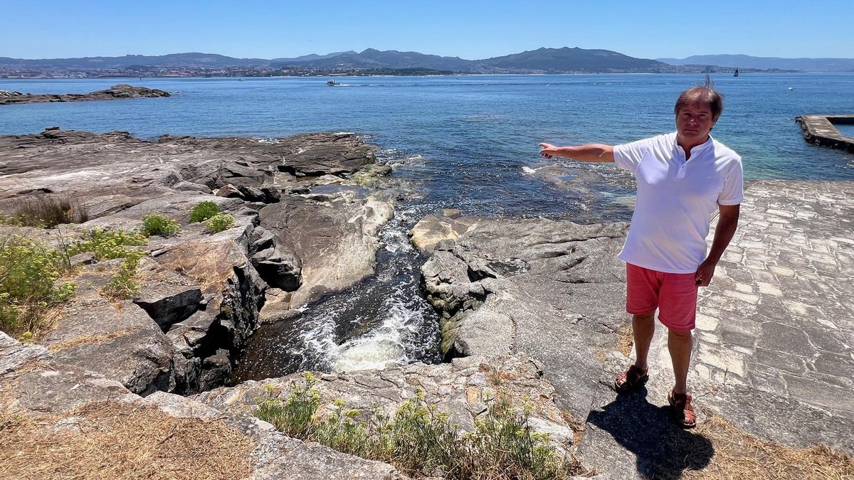 Javier Costa, patrón mayor de Cangas, junto al aliviadero de la EDAR en un área «esquilmada».