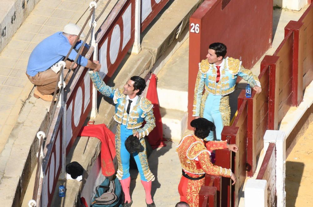 Antonio Banderas ya se ha dejado ver por la plaza de toros de La Malagueta, donde se ruedan los primeros planos de 'Genius'.