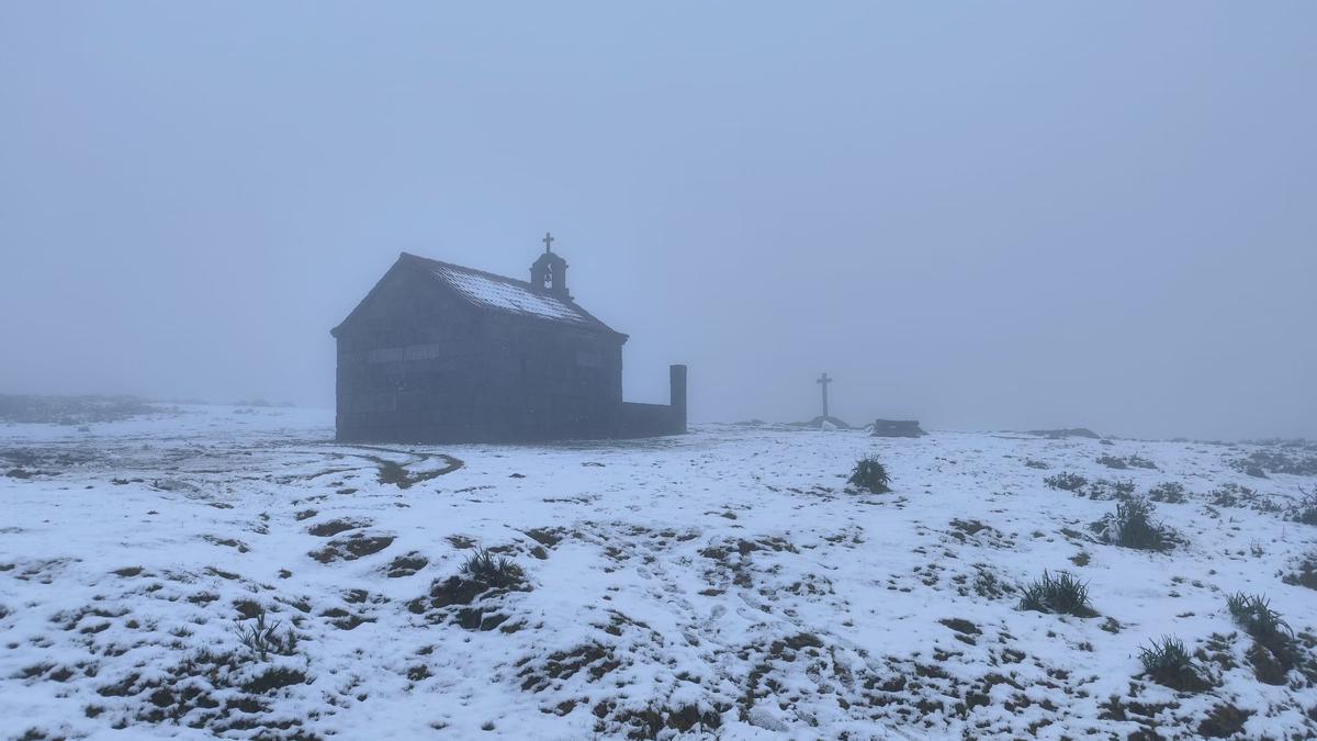 Ermita de Santa María do Seixo, en Cotobade, toda nevada. 26 marzo 2024. Manu Miguez Perez