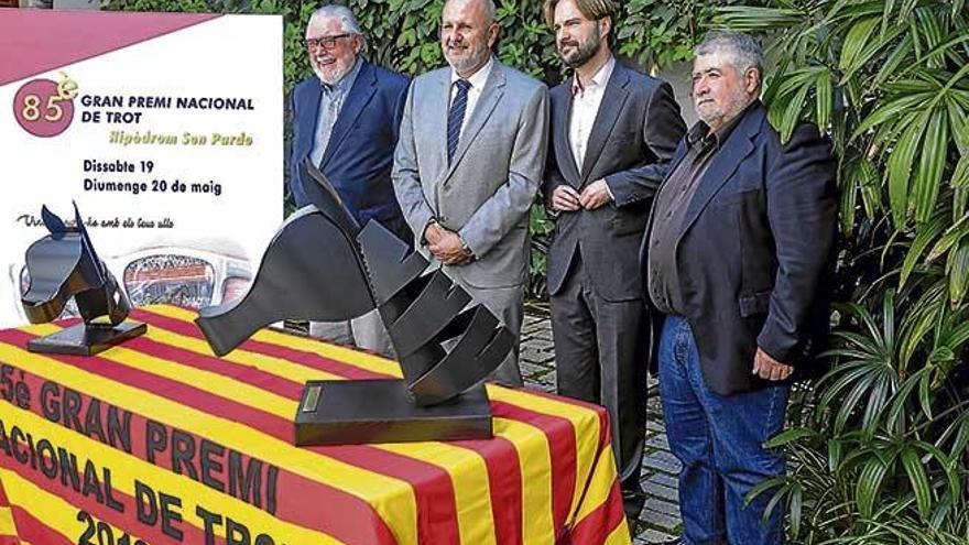 Joan Llabata, Miquel Ensenyat, Jaume Ramis y el conseller Joan Font junto al cartel, manta y trofeos del ´Gran Premi Nacional´.