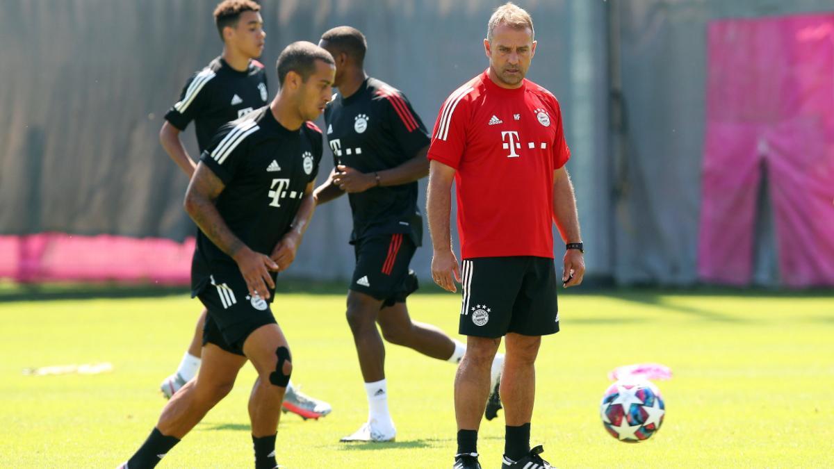 Hansi Flick sigue las evoluciones de Thiago Alcántara durante un entrenamiento del Bayern Múnich