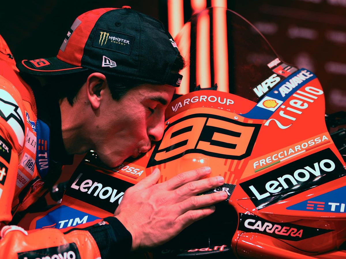 Marc Márquez besa su nuevo Ducati 2025. Marc Márquez besa su nuevo Ducati 2025.