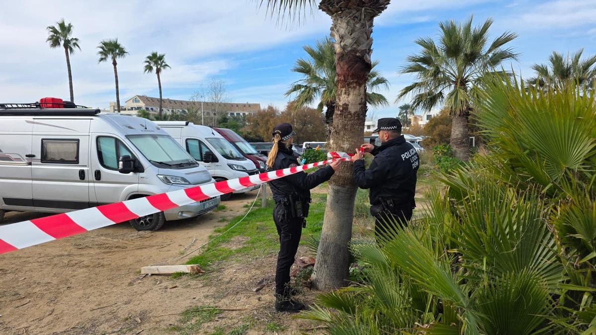 Los agentes precinta la playa