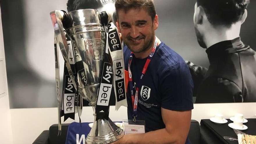 José Sambade posa con el trofeo que recibió el Fulham como campeón de la Championship.