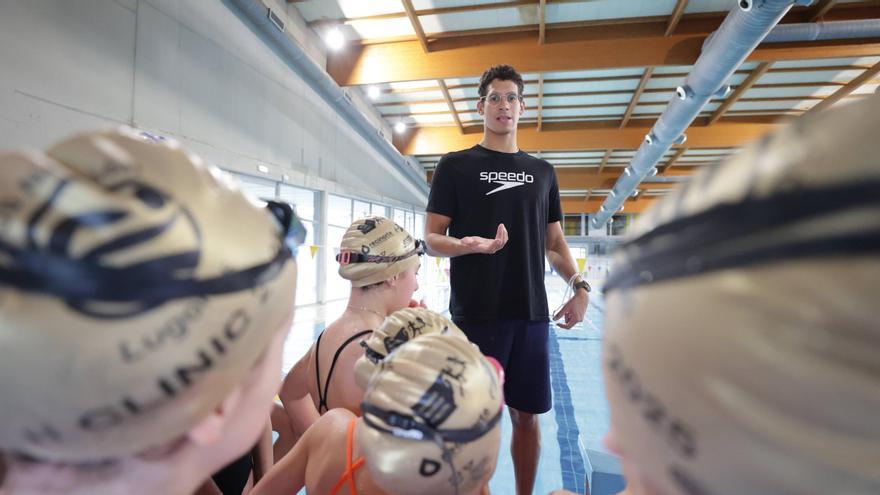 El olímpico Hugo González, en Lugones: 56 jóvenes aprenden de uno de los grandes de la natación